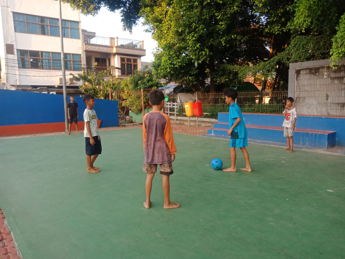 Giat Anak-anak bermain sepak bola dilapangan RPTRA Flamboyan Kejora