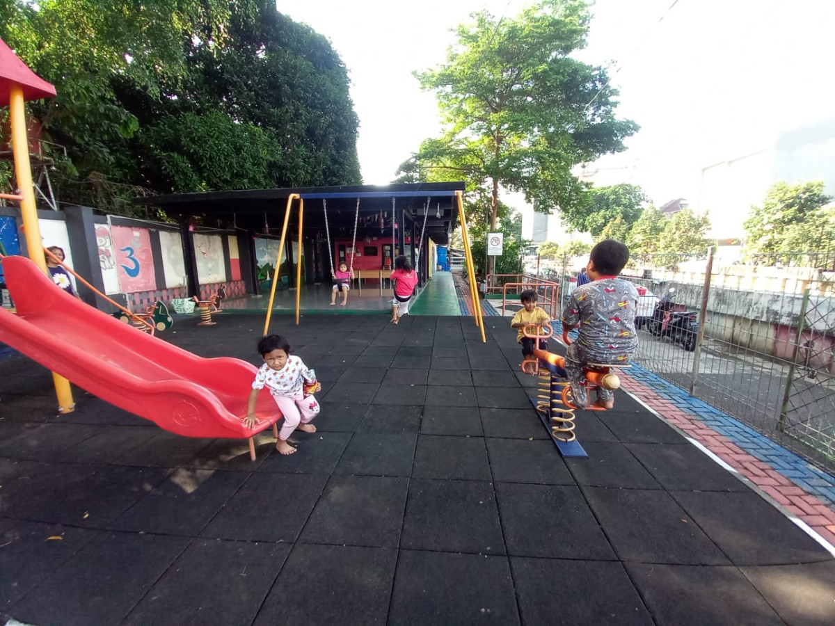 Giat ana-anak bermain di Area Playground