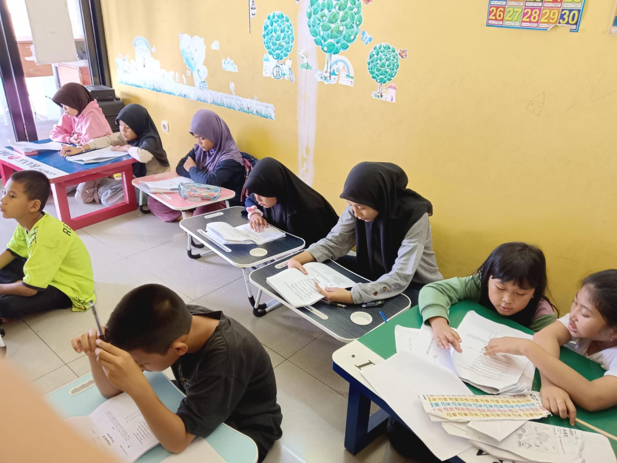 Giat Pengelola mendampingi anak-anak belajar Bahasa Inggris