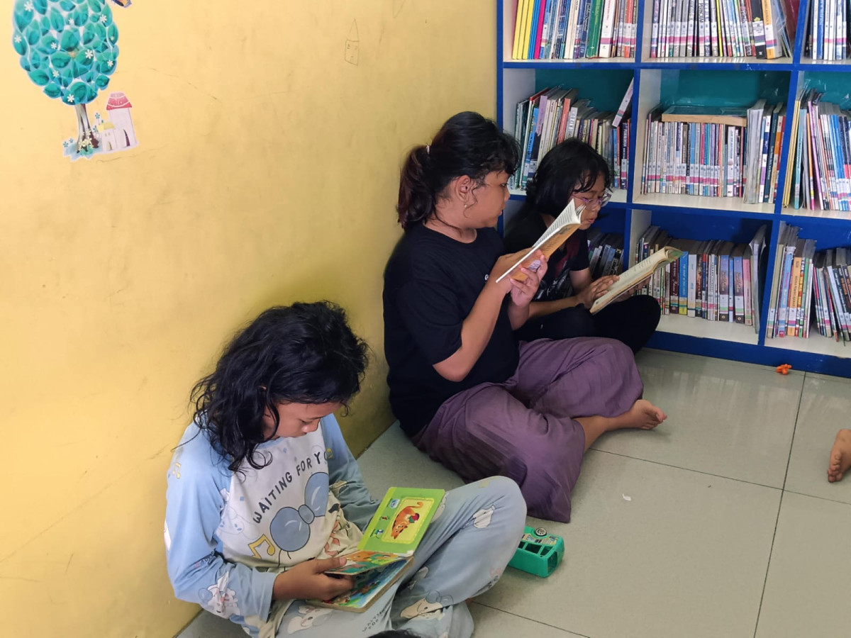 Giat anak-anak membaca buku di Ruang Perpustakaan RPTRA Flamboyan Kejora