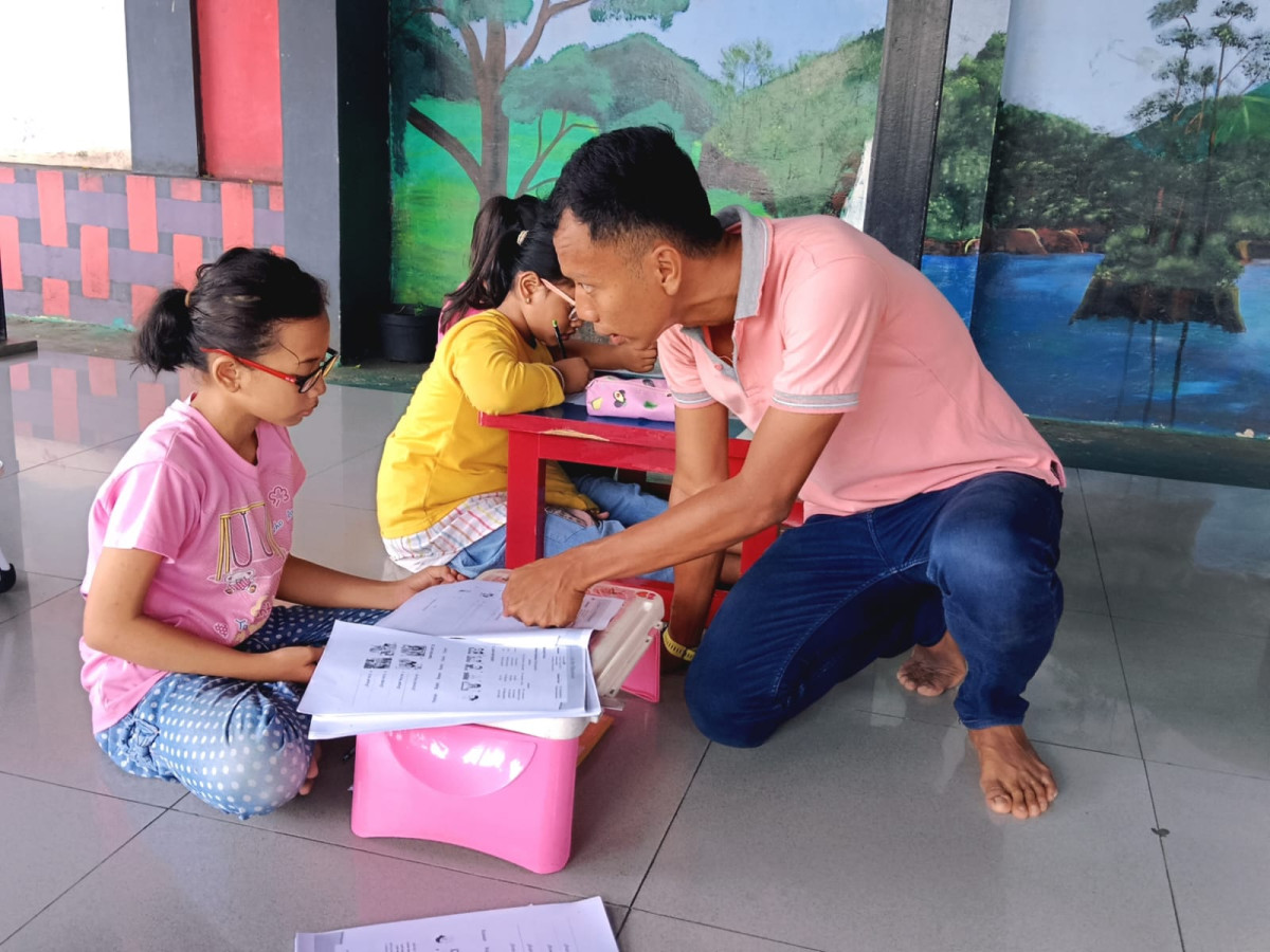 Giat Pengelola mendampingi anak-anak belajar Bahasa Inggris