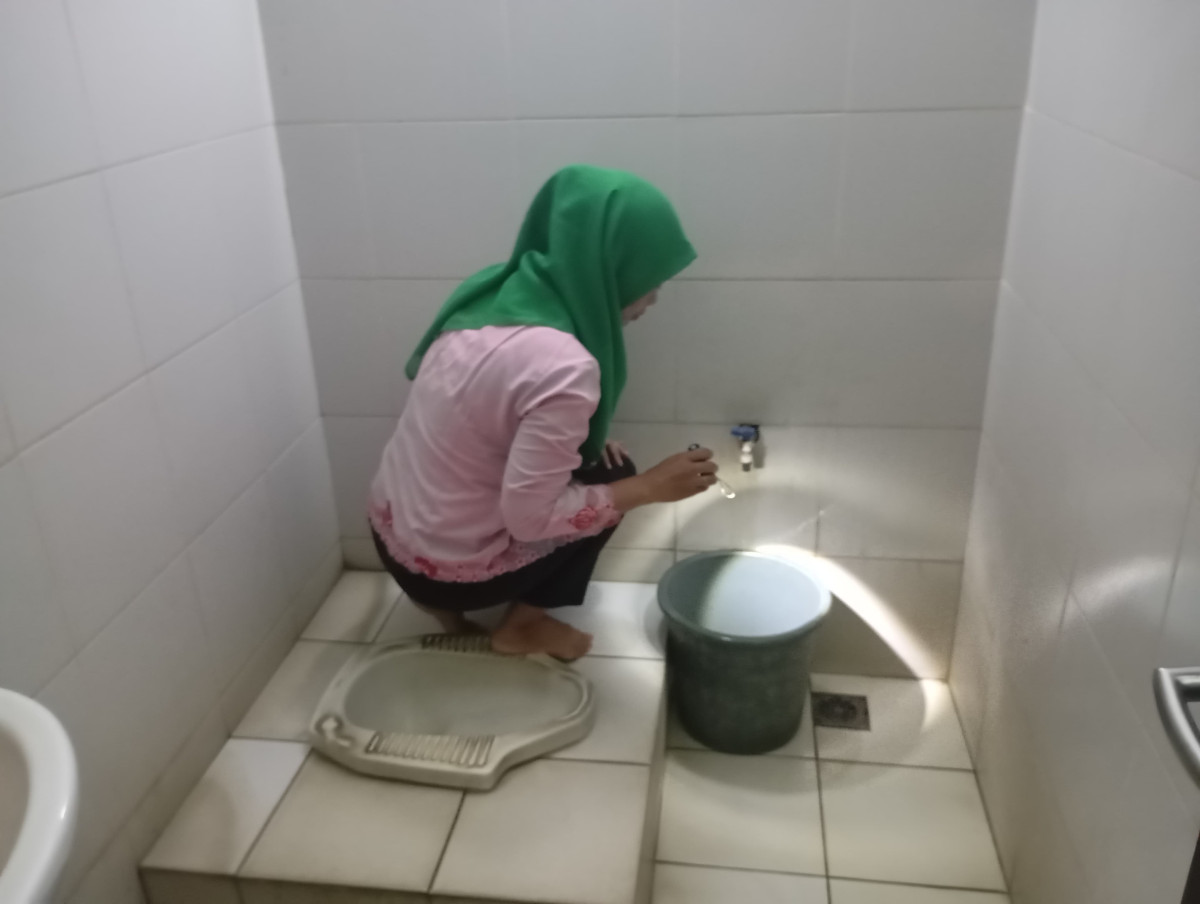 GIAT PEMBERANTASAN SARANG NYAMUK (PSN) MANDIRI DI SEMUA TEMOAT PENAMPUNGAN AIR RPTRA FLAMBOYAN KEJORA