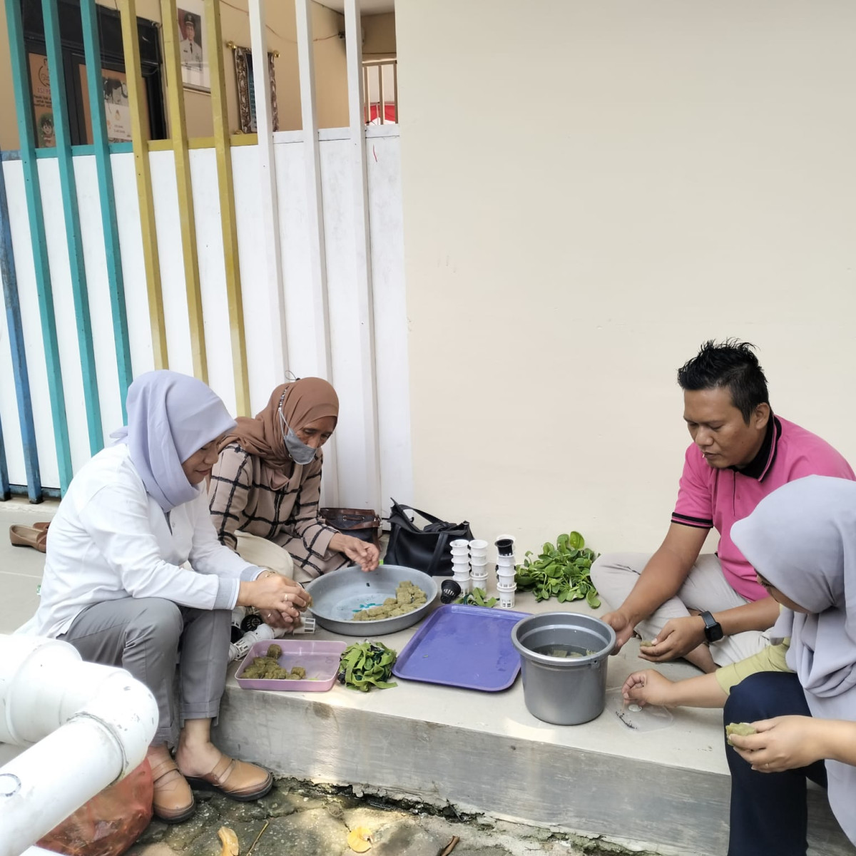 pengelola menyemai tanaman pakcoy bersama TP.PKK Kel. Duri Pulo di RPTRA Melati Duri Pulo.