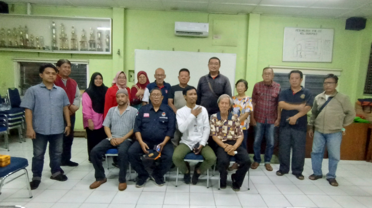 Photo bersama setelah sosialisasi Pemilu  2024 , oleh PPK kec Gambir dan PPS kelurahan di RW 2 Duripulo.