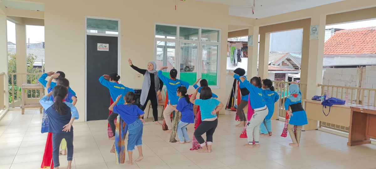 Memfasilitasi kegiatan latihan menari dari Sanggar Gayatri Ka' Santi
