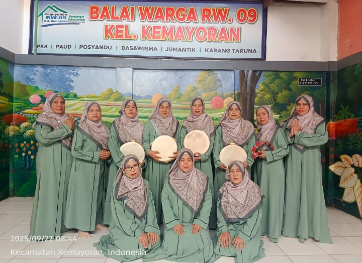 Warga Rw. 09 mengikuti lomba hadroh