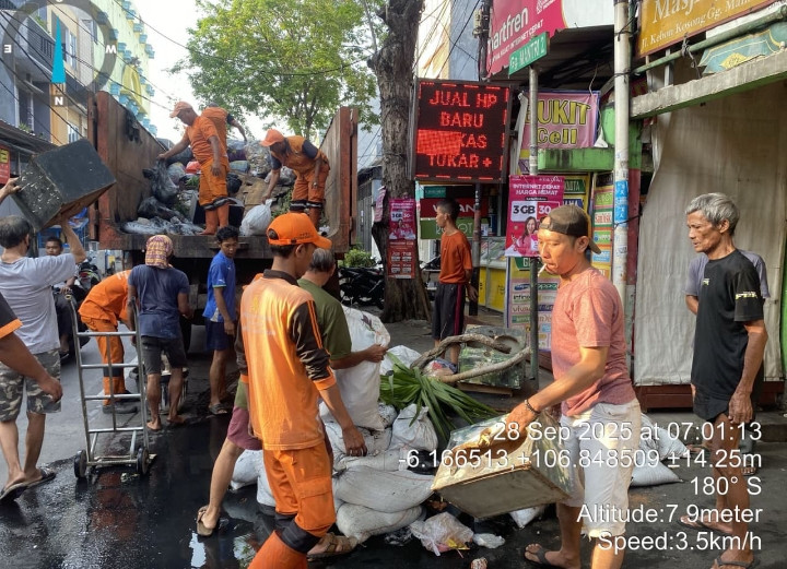 kerja bakti di wilayah Rw. 10, kelurahan Kemayoran