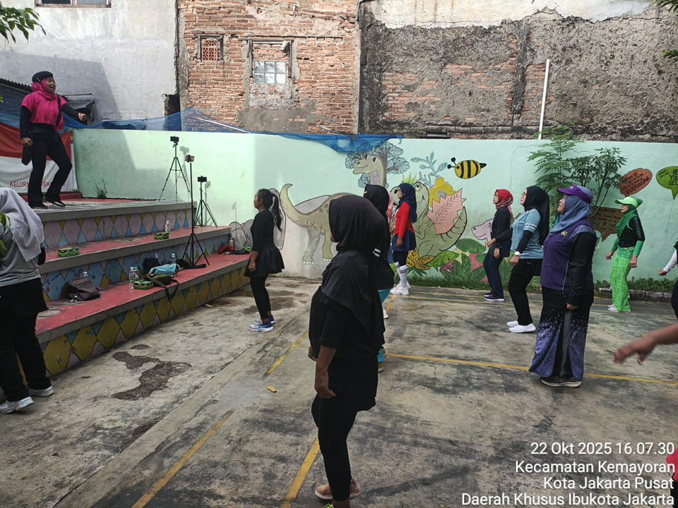 Senam Warga dari Sudin Pora di RPTRA