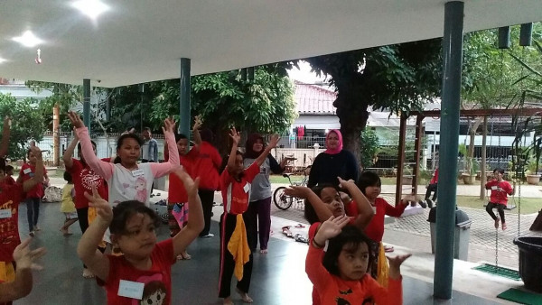 latihan menari dari sudin Pariwisata dan Kebudayaan DKI Jakarta