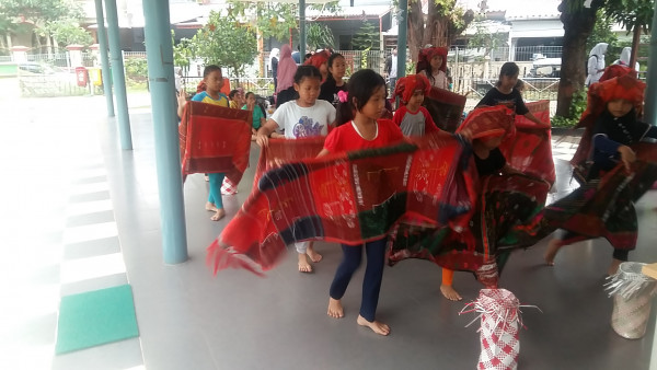 Latihan menari tradisional di Aula RPTRA kampung Benda