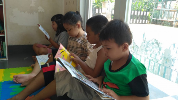 anak-anak membaca buku di perpustakaan