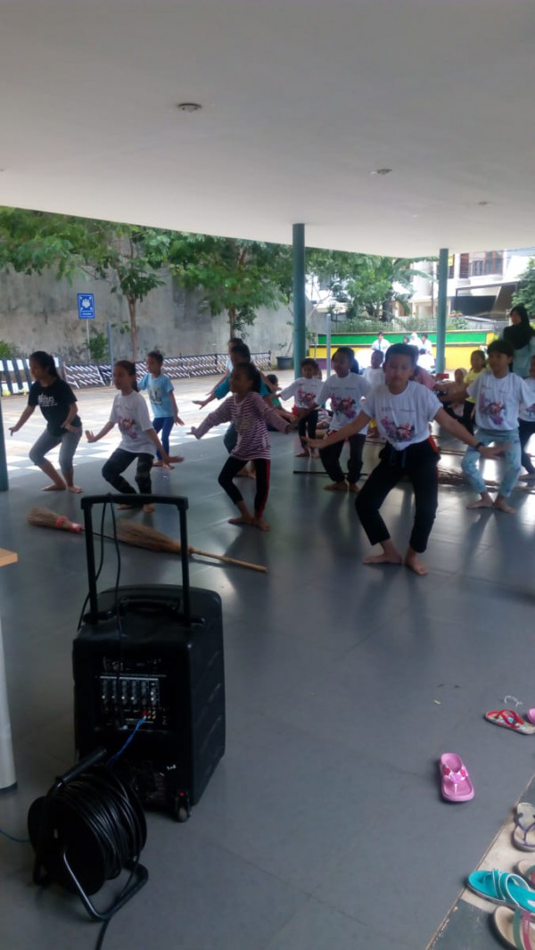 Latihan Menari Tradisional Swadaya Warga