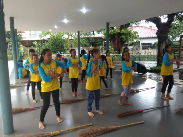 Latihan Menari Tradisional Swadaya Warga