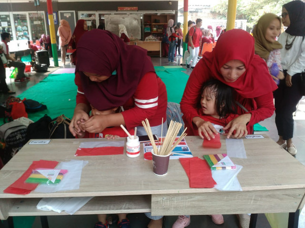 Lomba membuat bendera merah putih