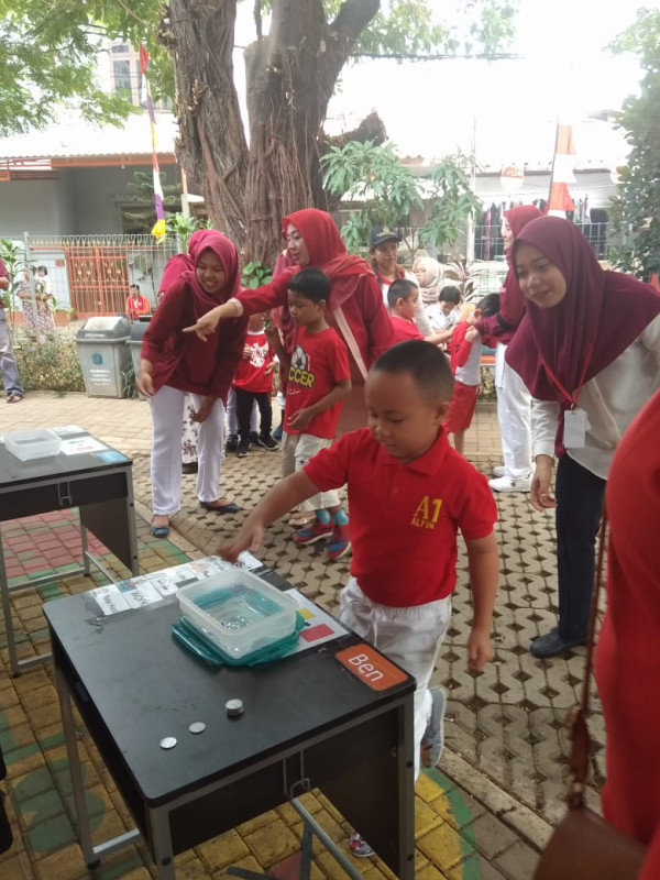 Lomba melempar koin kedalam air