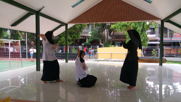 Kegiatan Latihan menari dari SMKN 14 Jkt