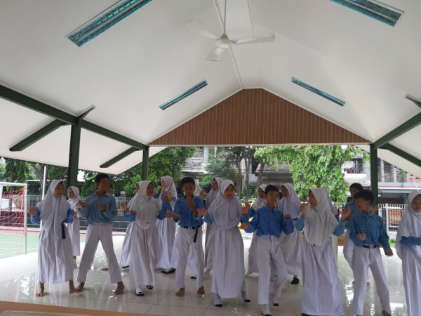 Kegiatan latihan menari dari siswa siswi Madrasah Ibtidaiyah Diniyah Islamiyah 