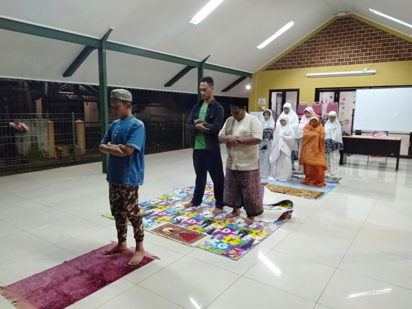 Kegiatan maghrib mengaji serta sholat berjamaah