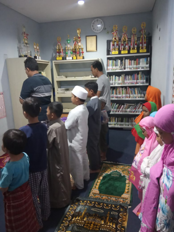 Kegiatan sholat maghrib berjamaah anak-anak yang di imami oelh salah satu pengelola