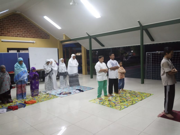 Solat Maghrib berjamaah di Aula