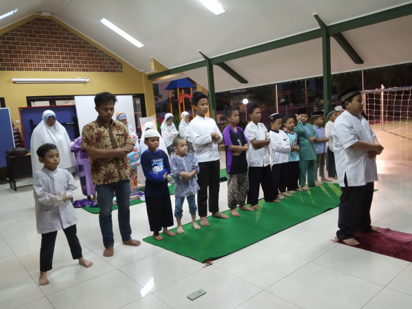 Solat Maghrib berjamaah di Aula