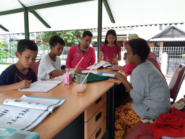 Anak2 mengerjakan tugas sekolah