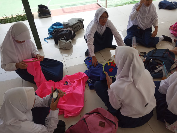 membuat tugas sekolah