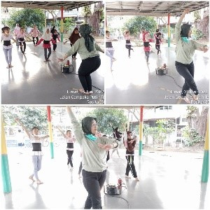 Kegiatan latihan seni tari oleh Bunda Roeri dari Sudin Kebudayaan di aula RPTRA Kampung Benda.