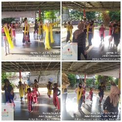 latihan menari  di aula RPTRA Kampung Benda