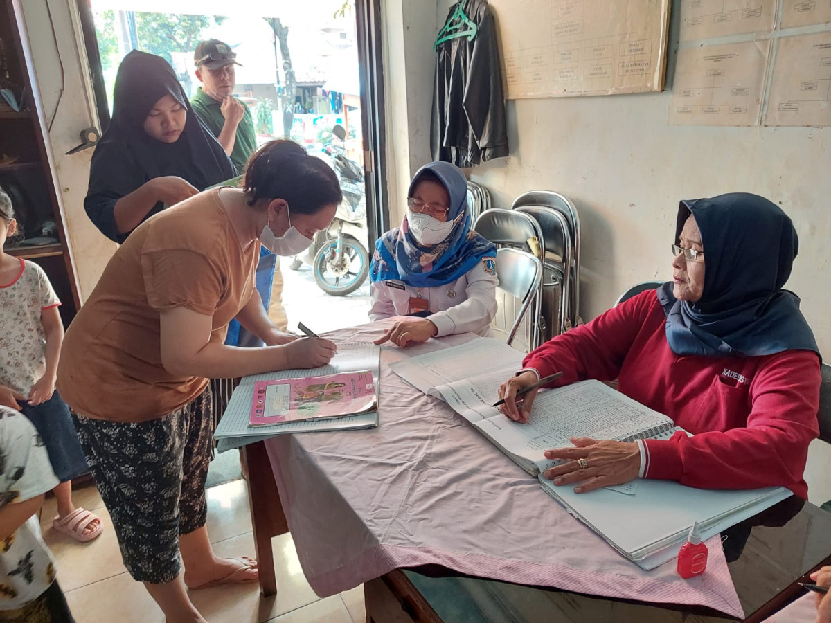 Kegiatan Posyandu Balita Cempaka 2 RW 04 di Kantor RW 004