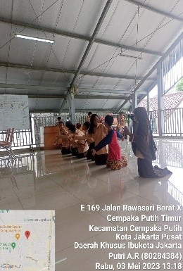 Kegiatan latihan menari siswa/i SDN 03 CPT di RPTRA Beringin