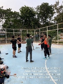 Kegiatan latihan boxing di lapangan RPTRA Anggrek