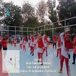 Kegiatan Senam Jantung Sehat di lapangan RPTRA Anggrek