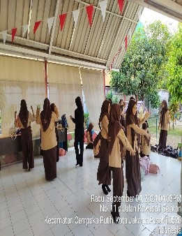 Kegiatan Latihan Menari dari MTS 9 Johar Baru di RPTRA Anggrek