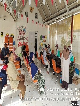 Kegiatan Posyandu Lansia di aula RPTRA Anggrek