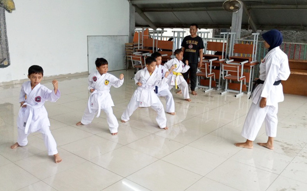 Kegiatan Karate dari SDIT Al Mubarok di Aula RPTRA Beringin