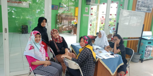 Foto bersama dengan Ibu Esih dari Bank Sampah Lavender