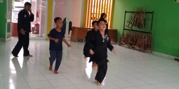 Berlatih Silat