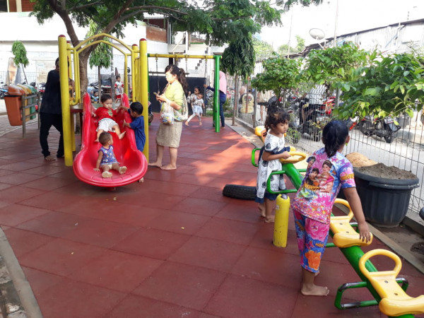  Anak-anak ceria bermain dengan nyaman di RPTRA