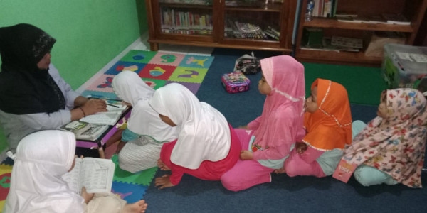 kegiatan Pengaji  Anak anak di ruang Perpustakaan