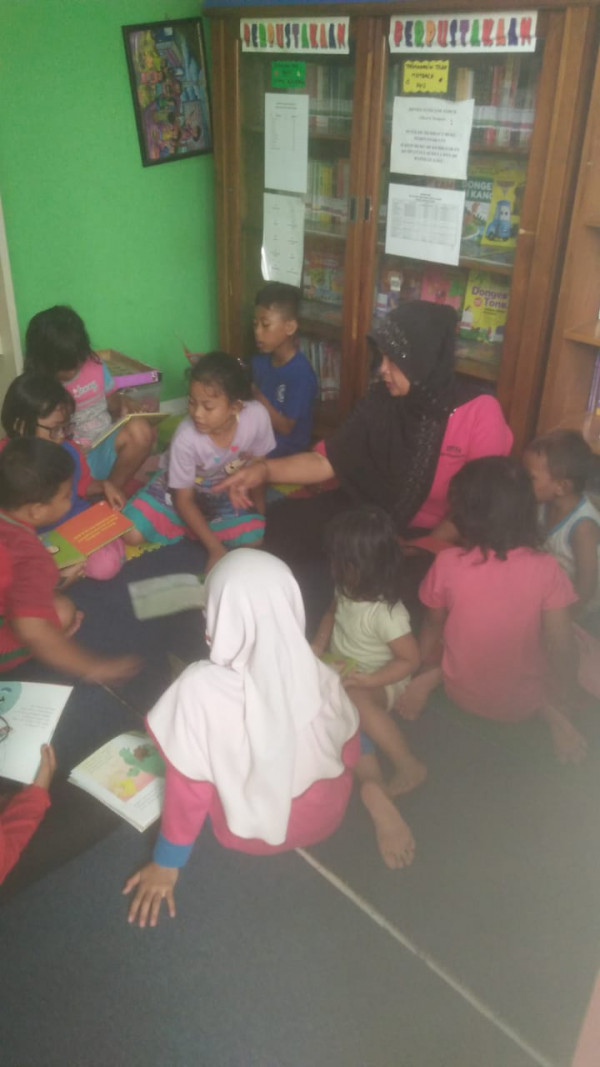 Mendampingi anak - anak membaca buku