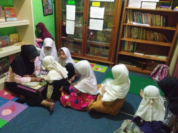 pengelola membimbing anak-anak membaca Alquran dan hafalan doa