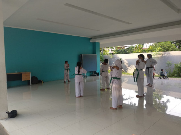 sore hari anak-anak semangat latihan karate dengan pembimbing dari Yayasan Karate Indonesia