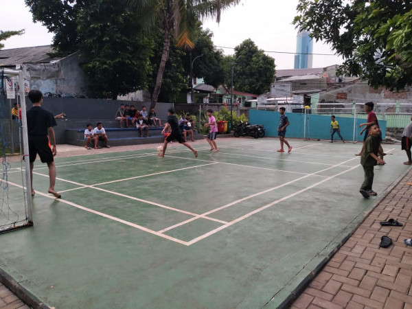 SORE HARI ANAK-ANAK BERMAIN SEPAK BOLA DI LAPANGAN FUTSAL RPTRA SEGAS