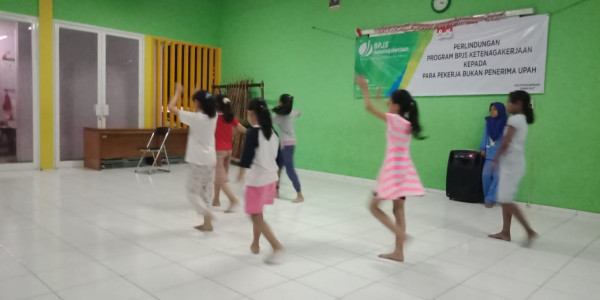 ANAK-ANAK LATIHAN MENARI PERSIAPAN PERFORM DI LAUNCHING BANK SAMPAH DAN MILAD RPTRA YANG KE 3