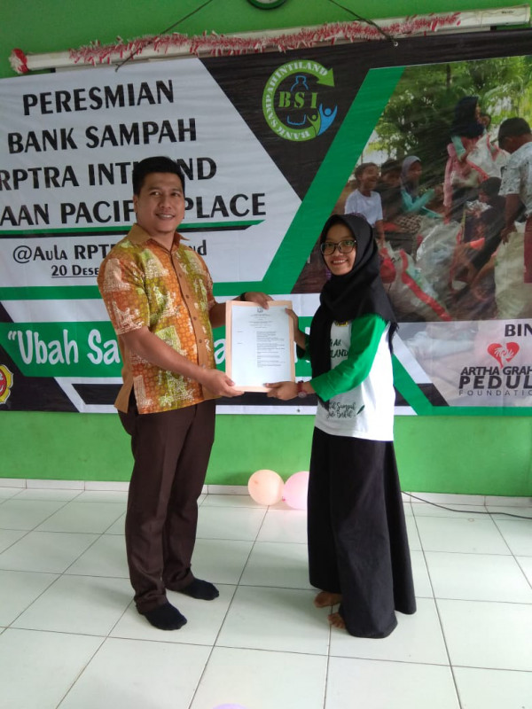 Pemberian Sk Peresmian Bank sampah kepada KATAR RW 07