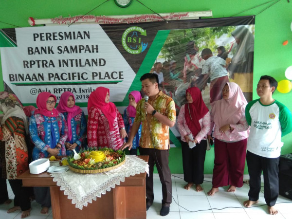 Pemotongan Tumpeng MILAD RPTRA Yg ke 3 Oleh Lurah Karet tengsin Bp Ikhsan kamil