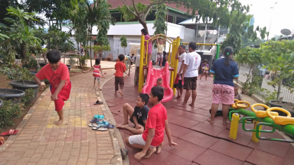 Anak-anak ceria bermain dengan nyaman di RPTRA