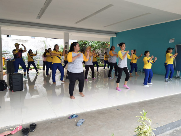 Senam Aerobic Ibu-ibu Warga Rw 006