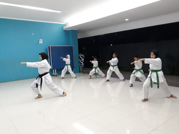 Malam hari anak-anak semangat latihan karate 